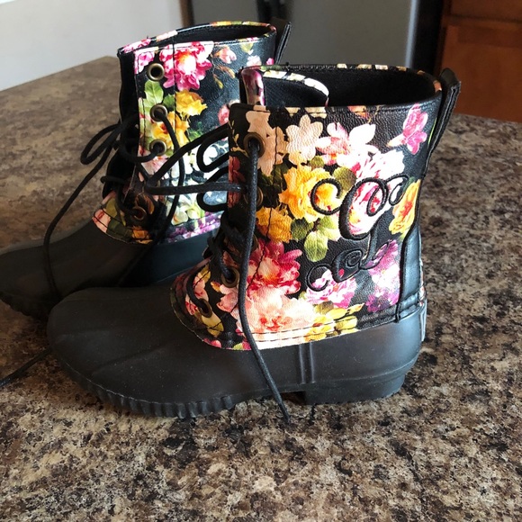 Floral Rain boots w/ (Monogrammed initial “G”) - Picture 5 of 5